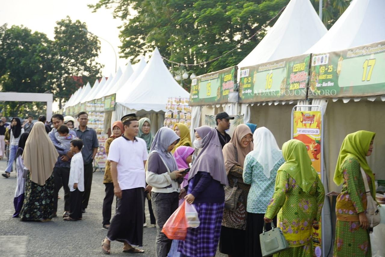 NGABUBURIT: Warga Blora tumpah ruah saat momen ngabuburit di Alun-Alun Blora yang mana menjadi Pusat UMKM dalam Gebyar Ramadan. (ISTIMEWA/RADAR BOJONEGORO)