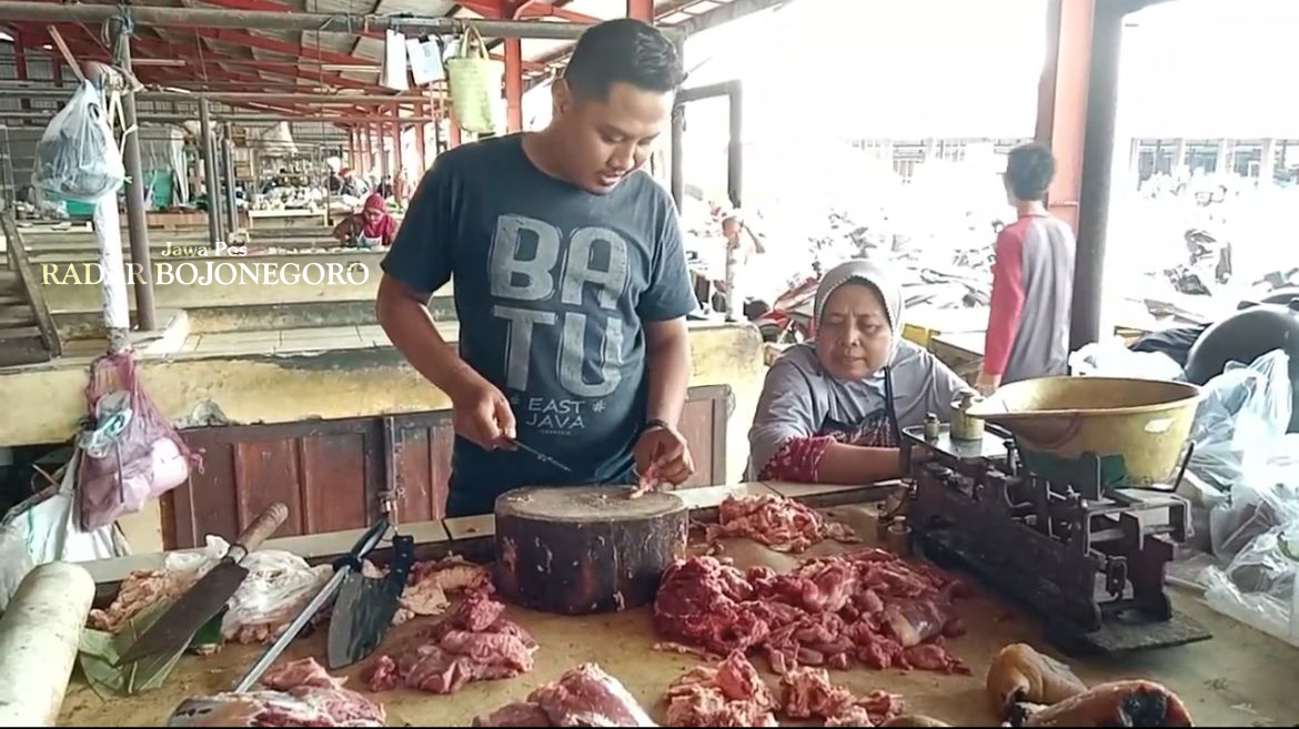 PEDAGANG: Seorang pedagang daging sapi di Pasar Induk Sido Makmur Blora sedang melayani pelanggan. (ISTIMEWA/RADAR BOJONEGORO)