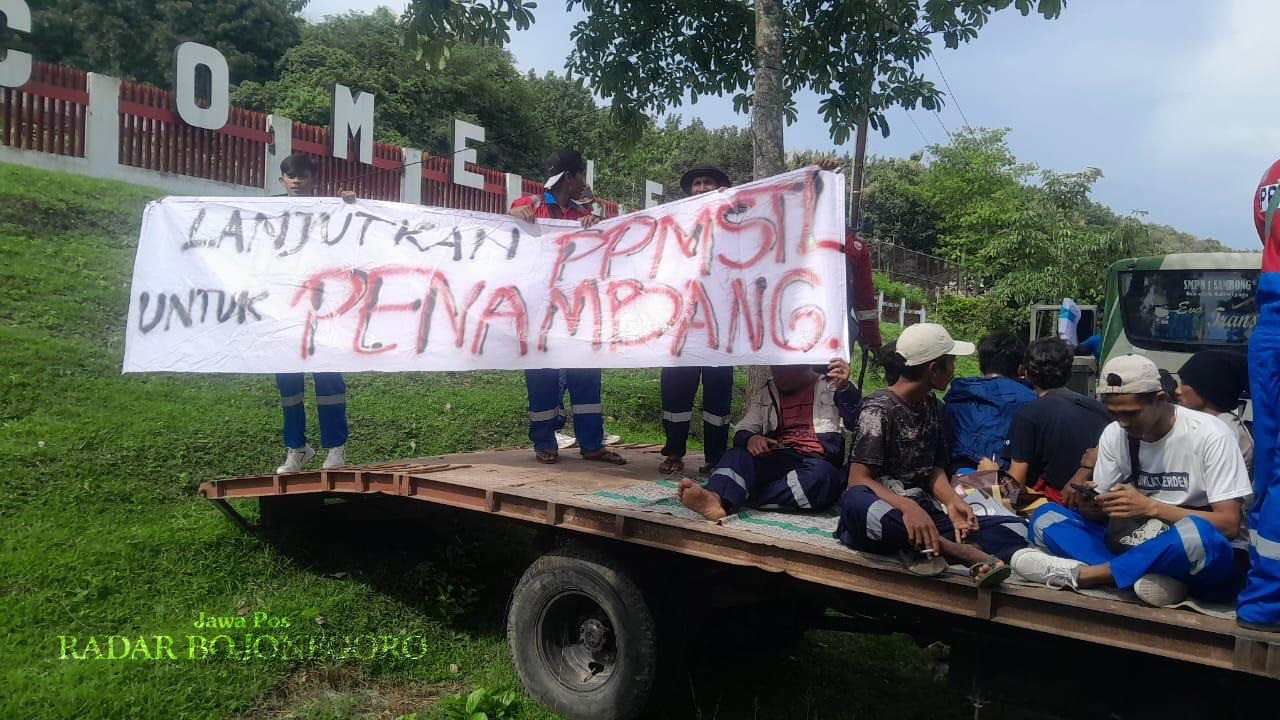 UNJUK RASA: Para penambang dari PPMSTL gelar unjuk rasa di sepanjang jalan menuju Lapangan Sumur Tua Ledok pada 27 Februari lalu. (ISTIMEWA/RADAR BOJONEGORO)
