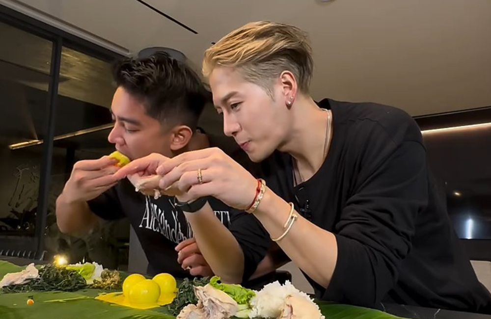 Kedekatan Boy William dengan Jackson Wang ketika makan nasi padang dan ayam pop.