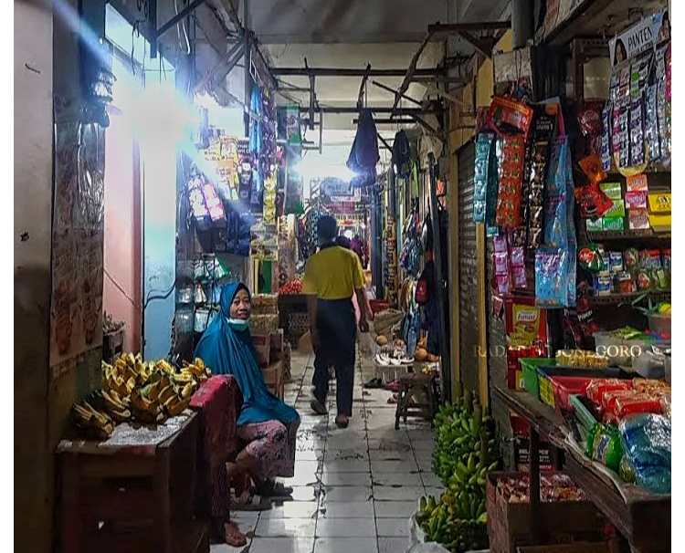 PENGGERAK EKONOMI: Aktivitas transaksi di Pasar Sumberrejo terus berputar mulai pagi hingga malam. Menggerakan ekonomi di kecamatan sekitar. (YANA DWI KURNIYA WATI/RADAR BOJONEGORO)