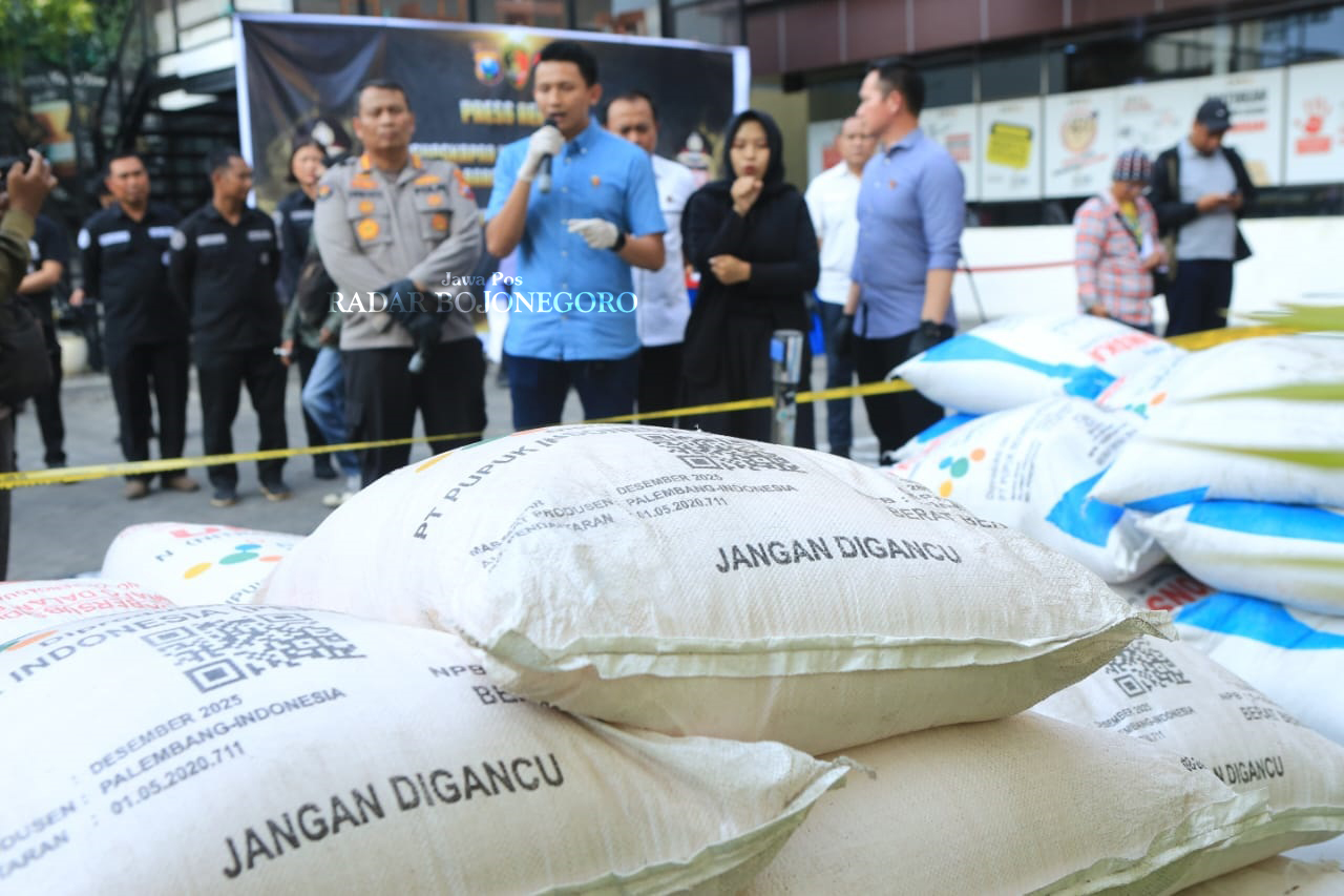 BARANG BUKTI: Polisi menunjukkan barang bukti dari kasus penyelundupan pupuk subsidi. Polisi mendalami tersangka lain. (DHANI WAHYU ALFIANSYAH/RADAR BOJONEGORO)