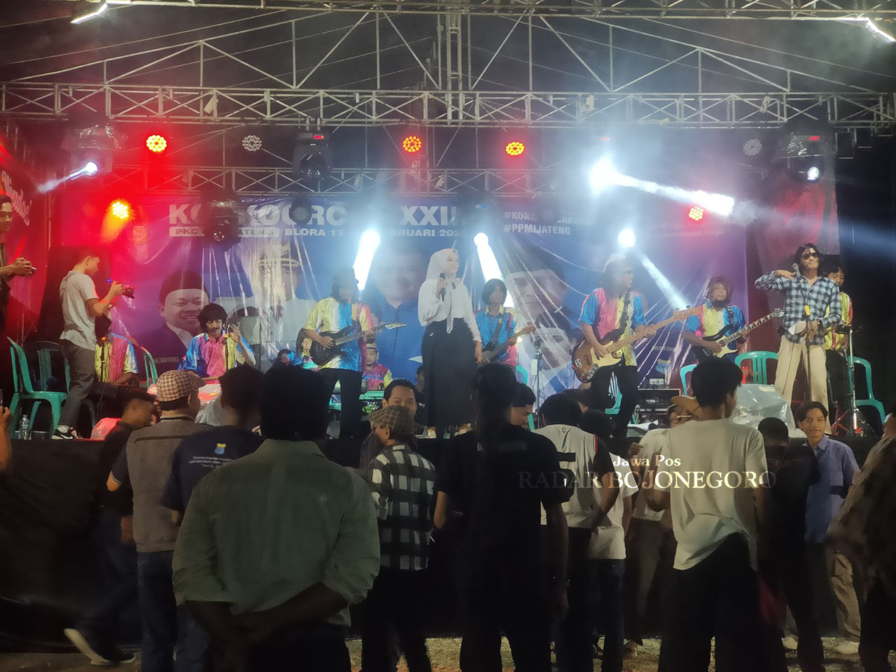 SERU: Alunan musik dangdut 70-an dibawakan oleh Sanjaya Njadoel dengan asyik. Para penonton pun diajak bernostalgia. (ISTIMEWA/RADAR BOJONEGORO)