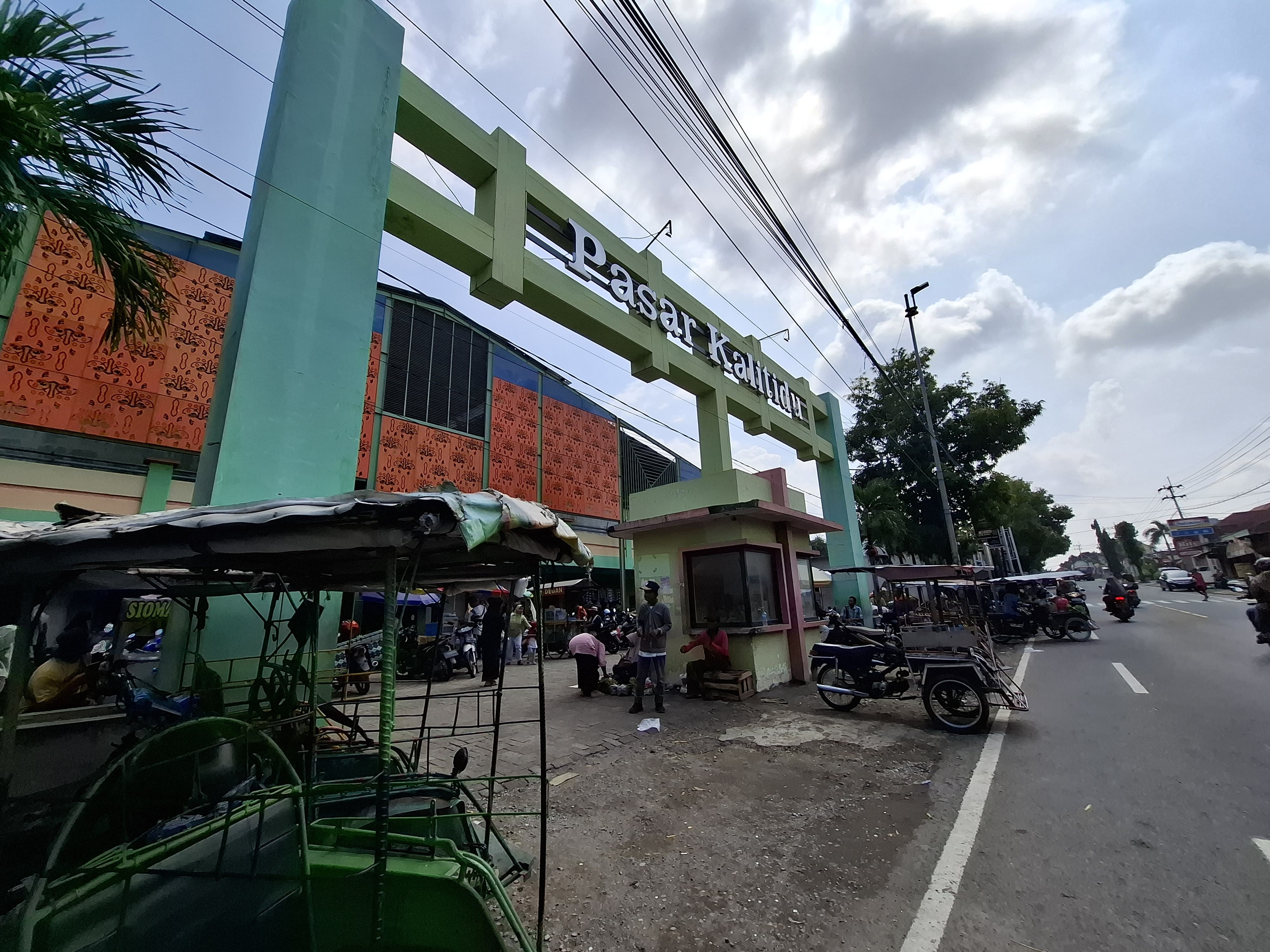 MEGAH: Bangunan megah Pasar Kalitidu yang terdiri atas dua lantai. Namun, ada ratusan kios kosong, belum ada pedagang yang sewa. (HAKAM ALGHIVARI/RADAR BOJONEGORO)