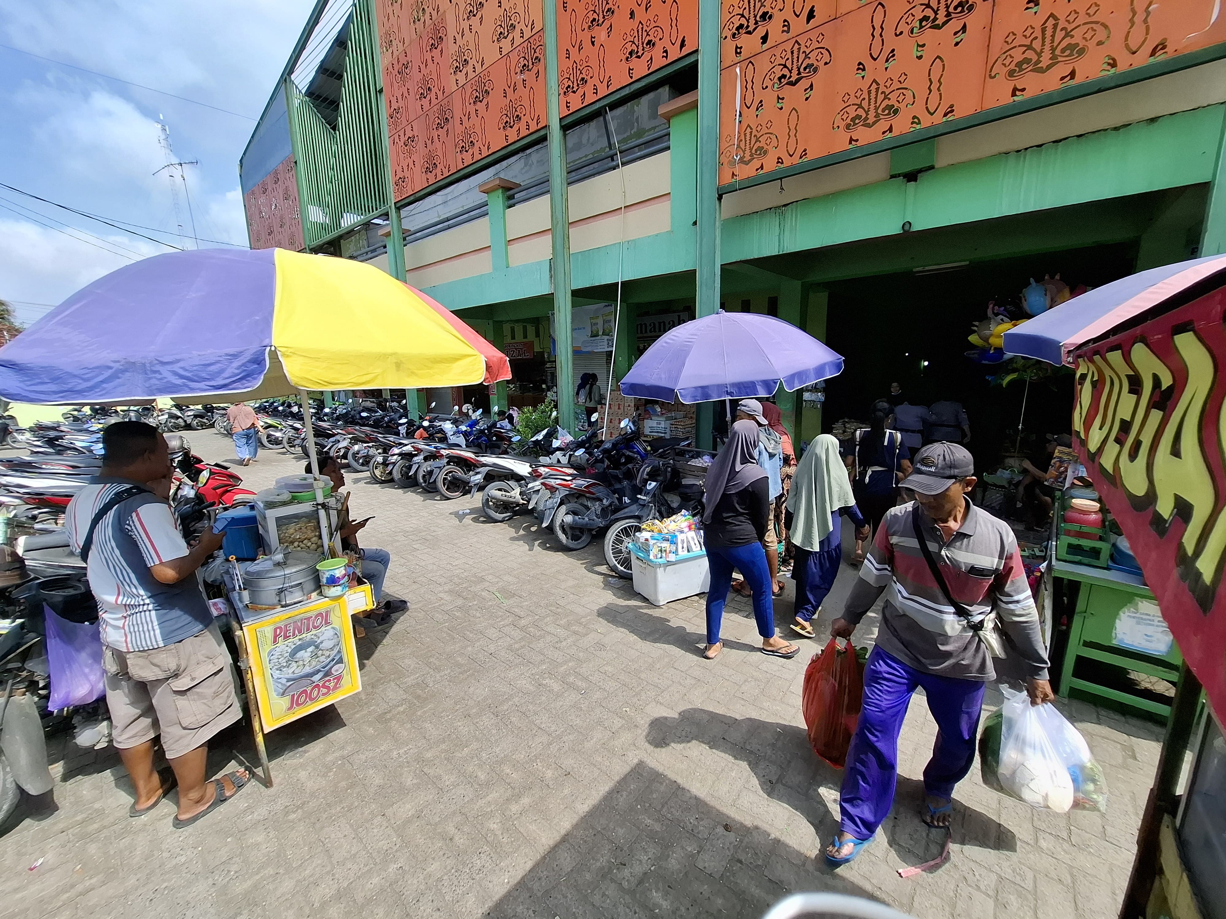 MEGAH: Bangunan megah Pasar Kalitidu yang terdiri atas dua lantai. Namun, ada ratusan kios kosong, belum ada pedagang yang sewa. (HAKAM ALGHIVARI/RADAR BOJONEGORO)