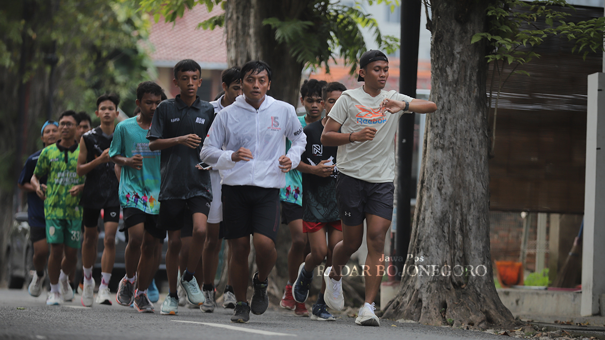 RUTIN: Warga sedang olahraga dengan lari-lari kecil di seputar Alun-Alun Bojonegoro. (IRVAN RAMADHON/RADAR BOJONEGORO)