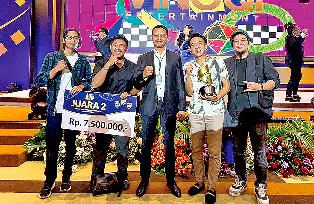 SEMRINGAH: Para penggawa kanal YouTube Tebso berbahagia menyabet trofi juara 2 film pendek bahaya judol Ditressiber Polda Jatim kategori masyarakat umum pada Januari lalu.