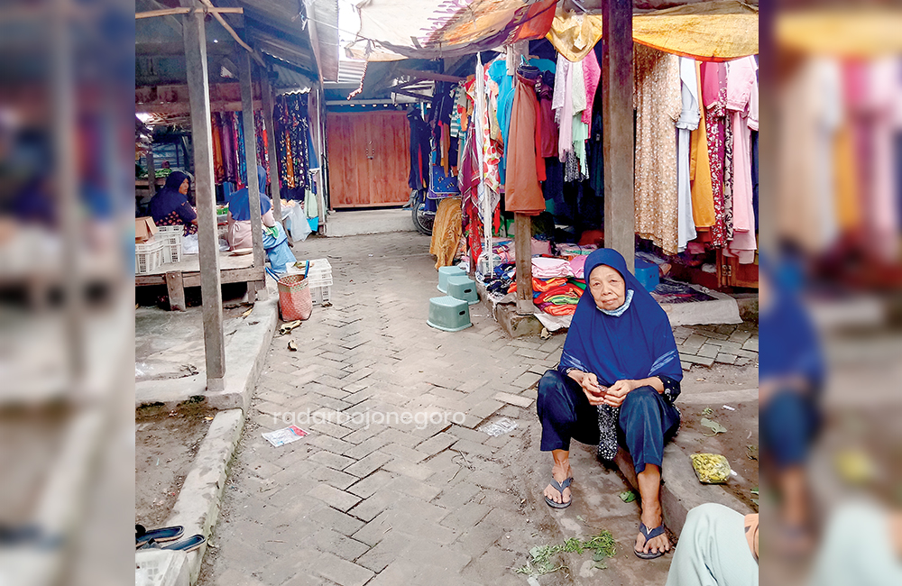 SEPI: Kondisi Pasar Blimbinggede di Kecamatan Ngraho tampak sepi pembeli saat siang hari.