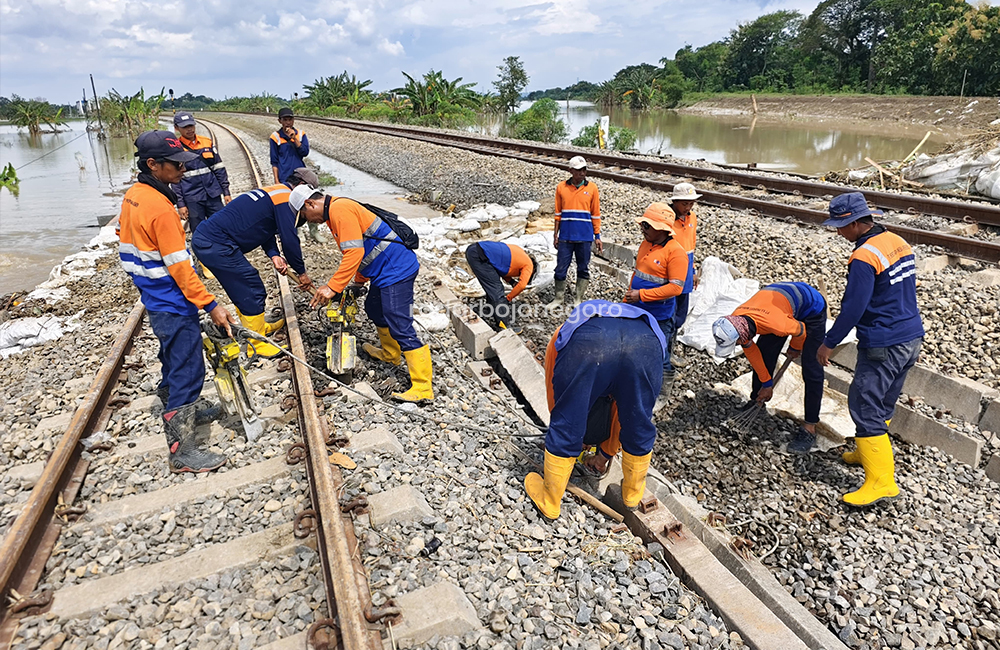 PERBAIKAN: Petugas PT KAI melakukan perbaikan di jalur rel Cepu-Poncol imbas banjir.