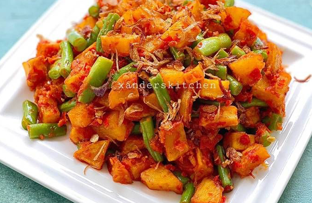 Masakan sambal goreng kentang ala rumahan.
