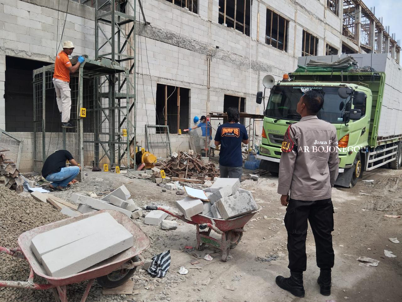 KECELAKAAN KERJA: Polres Blora melakukan olah TKP putusnya lift crane di proyek pembangunan Gedung RS PKU Muhammadiyah Blora, Sabtu (8/2). (RAHUL OSCARRA DUTA/RADAR BOJONEGORO)