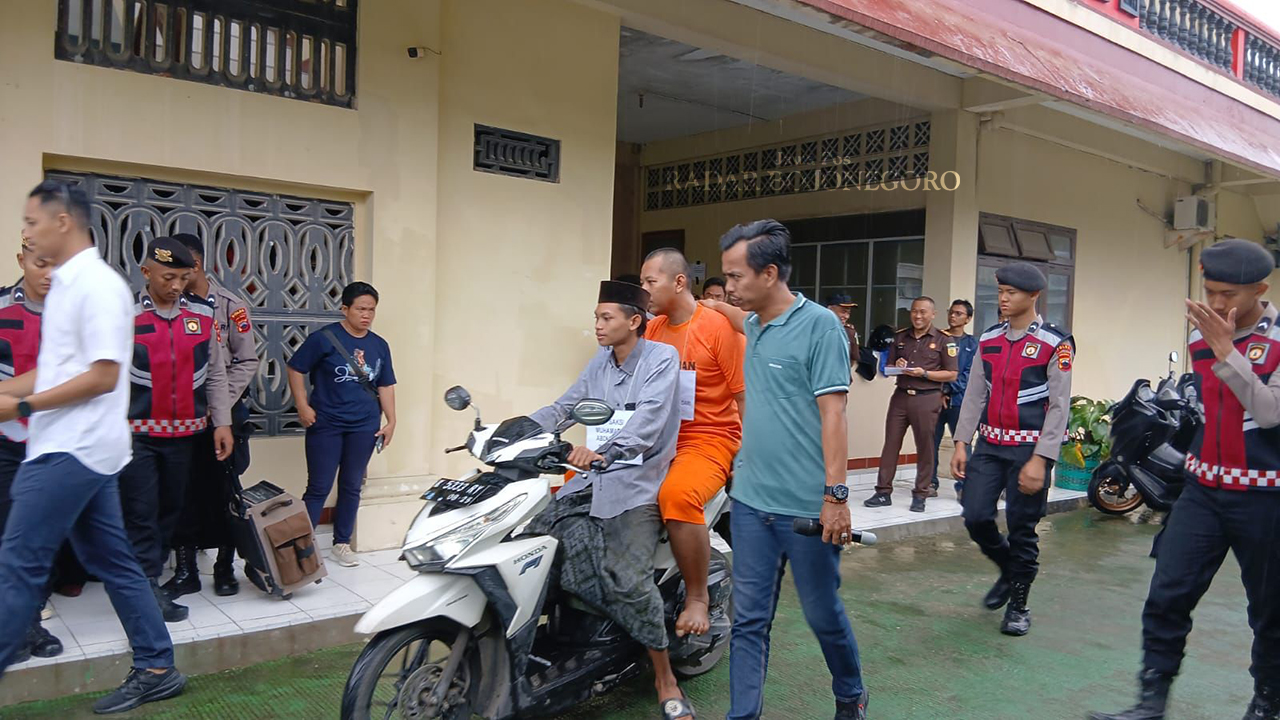 REKONSTRUKSI: M. Khundori (baju oranye) sedang melakukan reka adegan pembunuhan berencana ayah-anak yang tewas diracun di halaman  Mapolres Blora kemarin (10/3). (M. LUKMAN HAKIM/RADAR BOJONEGORO)