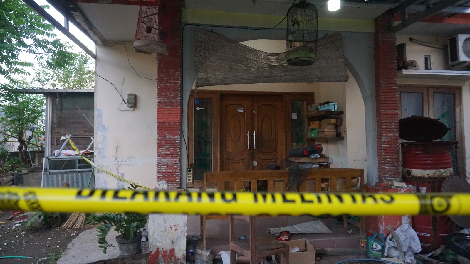 PEMASOK SENJATA: Tempat tinggal Teguh, terduga pelaku perakit senjata ilegal di Desa Kalianyar, Kecamatan Kapas ini digaris polisi sejak Sabtu (8/3) malam. (DWAHYU ALFIANSYAH/RADAR BOJONEGORO)