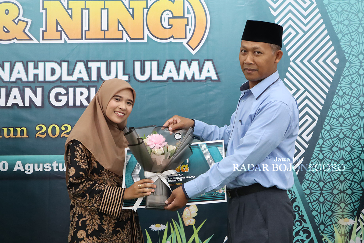 TERIMA PENGHARGAAN: Putri Dharma Yanti saat menerima penghargaan dari rektorat Unugiri Bojonegoro. (ISTIMEWA/RADAR BOJONEGORO)