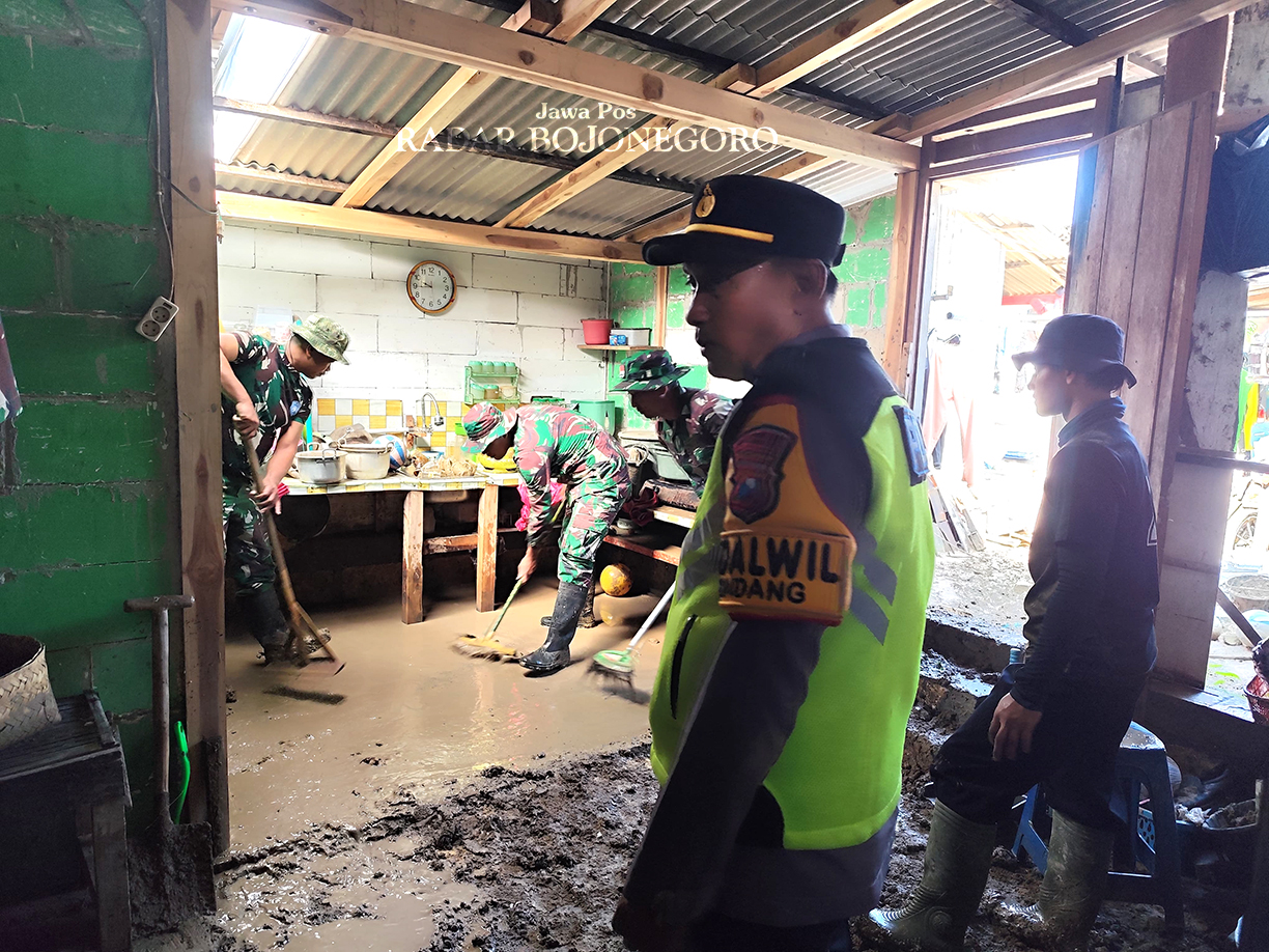 BERSIH-BERSIH: Petugas dari kepolisian dan TNI membantu warga membersihkan sisa banjir bandang. Butuh solusi jangka panjang, untuk mencegah bencana musiman ini. (DHANI WAHYU ALFIANSYAH/RADAR BOJONEGOR