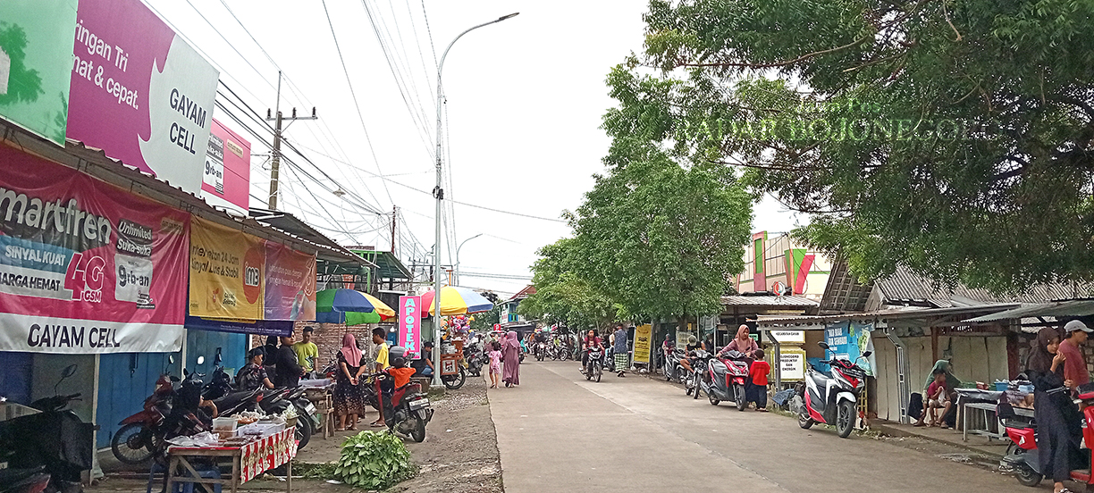 BERGELIAT: Aktivitas ekonomi di Pasar Gayam bergeliat setelah infrastruktur diperbaiki. (YANA DWI KURNIYA WATI/RADAR BOJONEGORO)