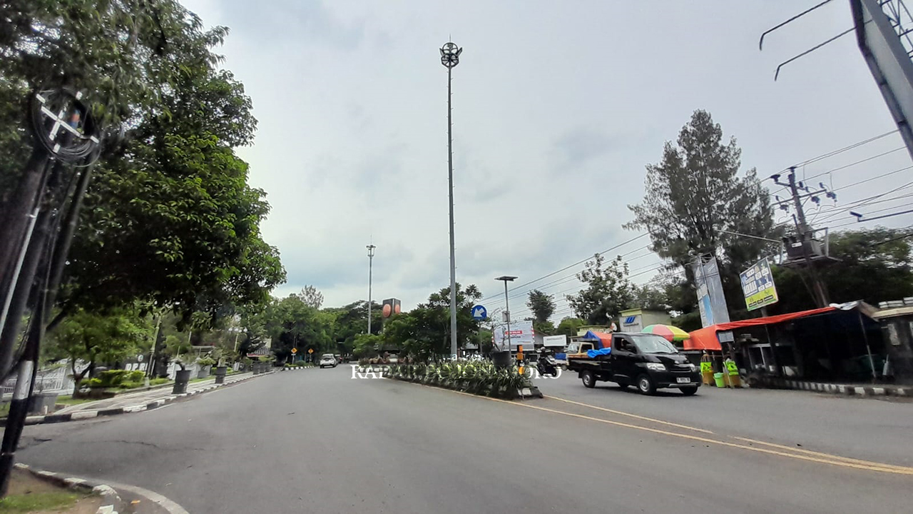 MUDAH BERLUBANG: Jalan Ahmad Yani merupakan salah satu ruas jalan provinsi yang belum dibeton. Akibatnya, mudah berlubang karena sering dilintasi kendaraan berat. (RAHUL OSCARRA DUTA/RADAR BOJONEGORO)