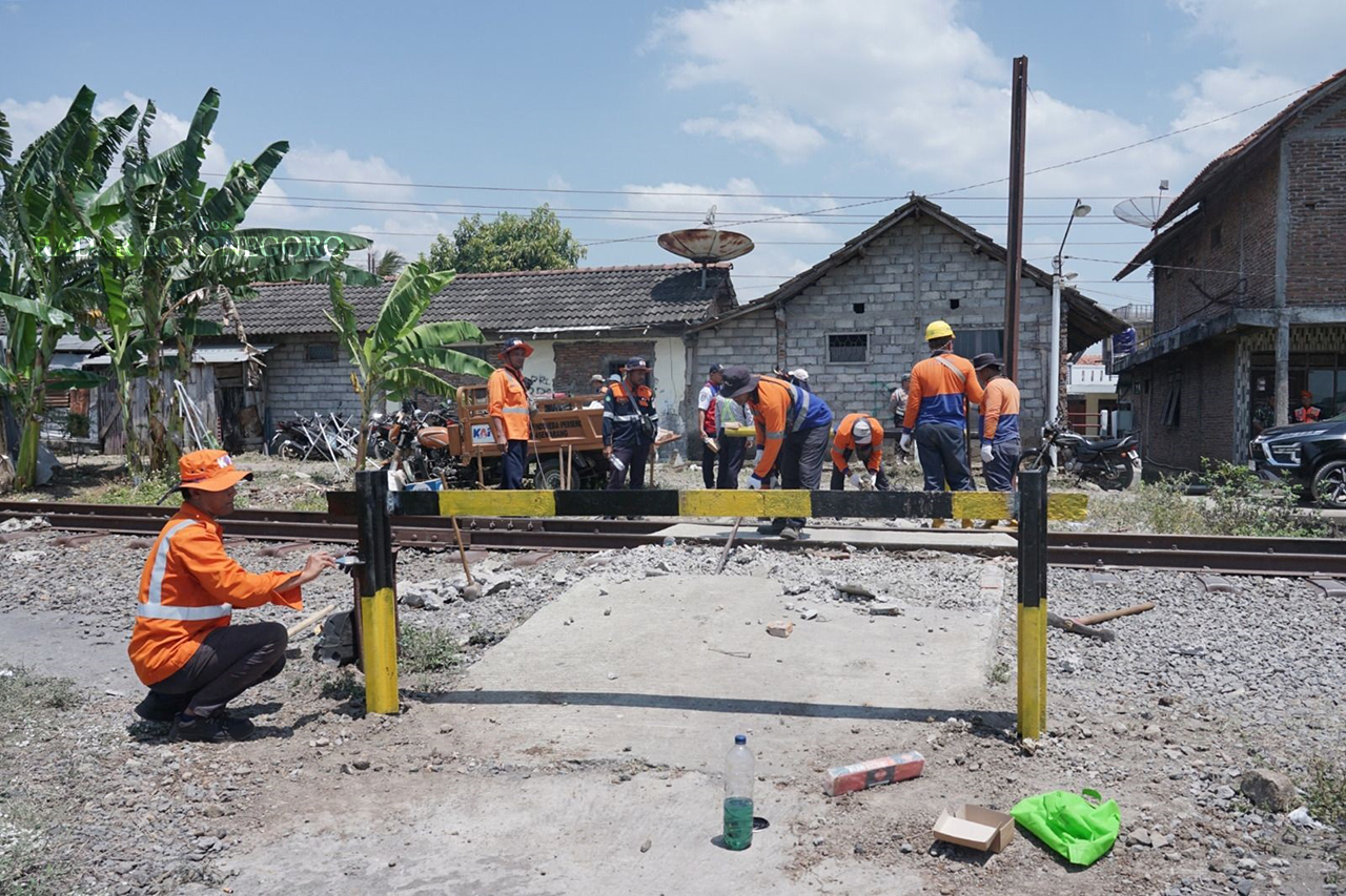 CEGAH LAKA: Petugas PT KAI Daop 4 Semarang sedang menutup lintasan sebidang KA yang tidak ada pos penjaga guna menurunkan angka kecelakaan. (ISTIMEWA/RADAR BOJONEGORO)
