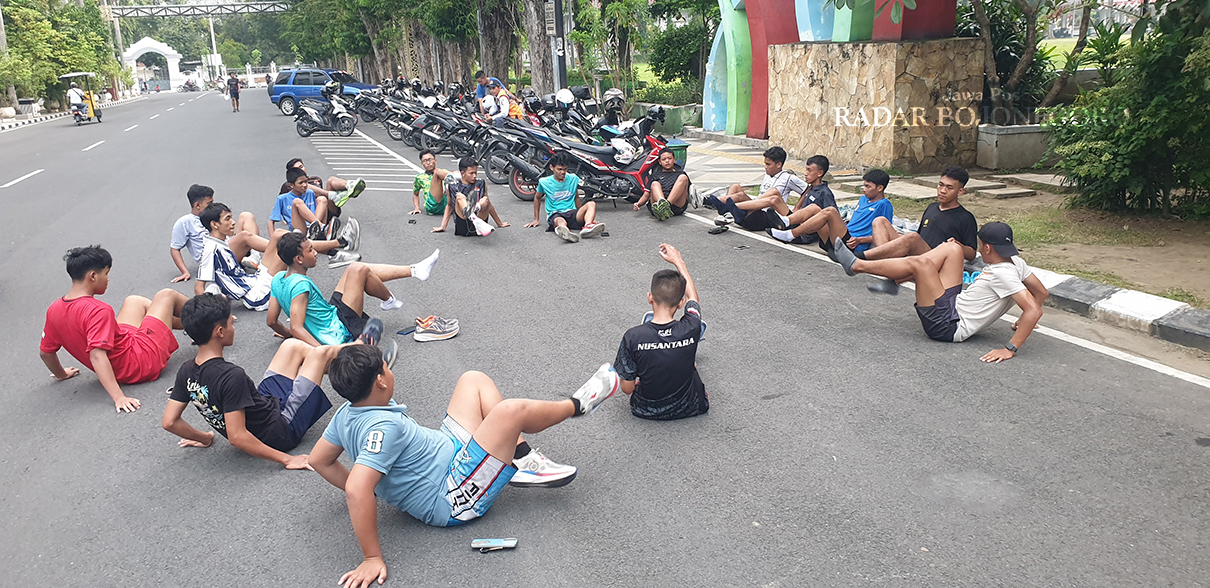 PELEMASAN: Indorunners Bojonegoro pelemasan otot sebelum lari sekitar 5 kilometer (km), dari Alun-alun Bojonegoro melewati beberapa jalan protokol. (HAKAM ALGHIFARI/RADAR BOJONEGORO)