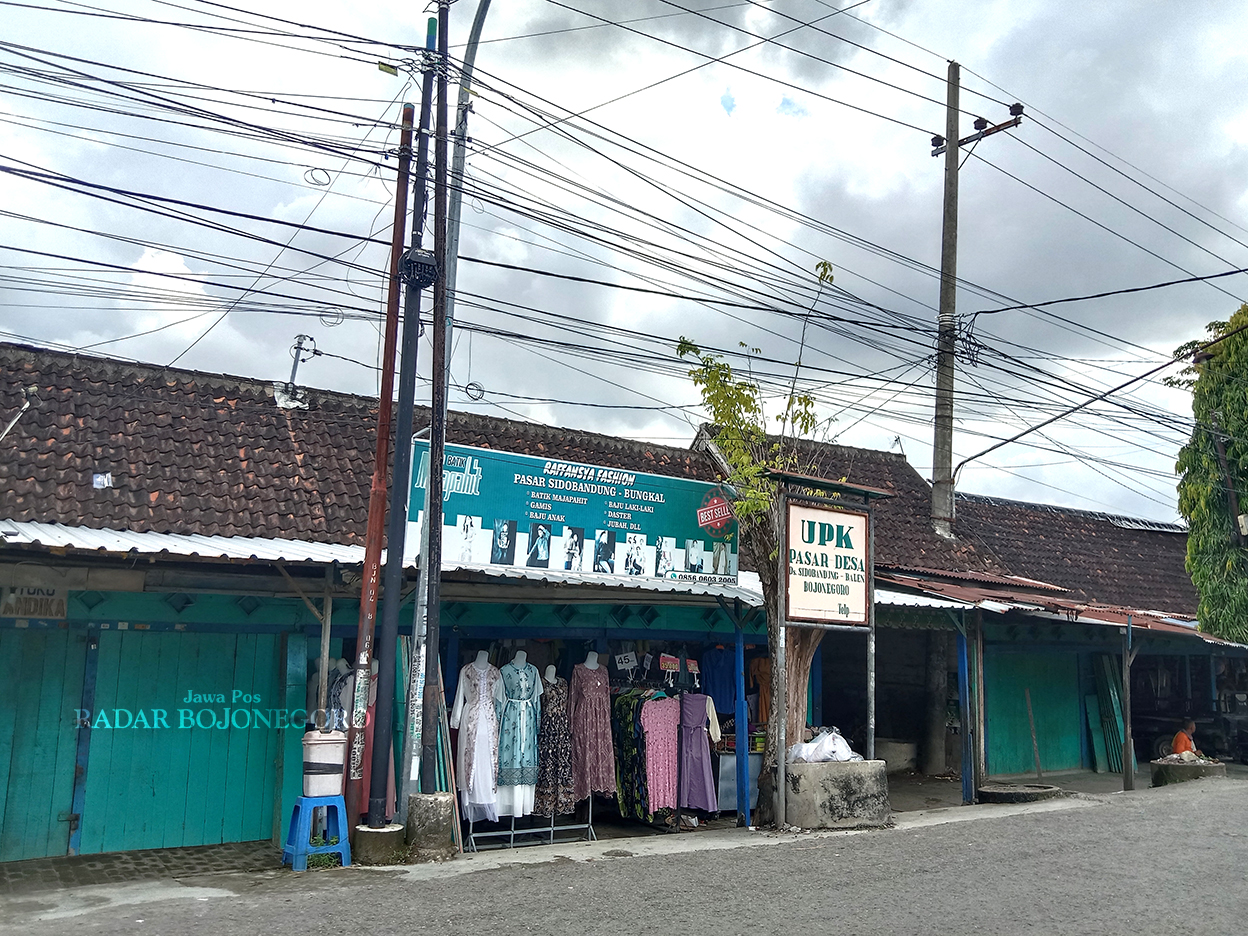 MEWAKILI BALEN: Pasar Desa Sidobandung ini satu-satunya pasar di Kecamatan Balen. Bahkan, Desa Balenrejo sendiri tidak memiliki pasar. (YANA DWI KURNIYA WATI/RADAR BOJONEGORO)