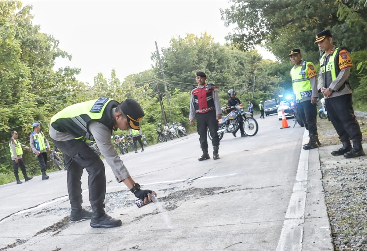 SURVEI JALAN: Kapolres AKBP Mario Prahatinto saat memberikan tanda pada jalan yang rusak di jalur mudik untuk lebaran nanti.