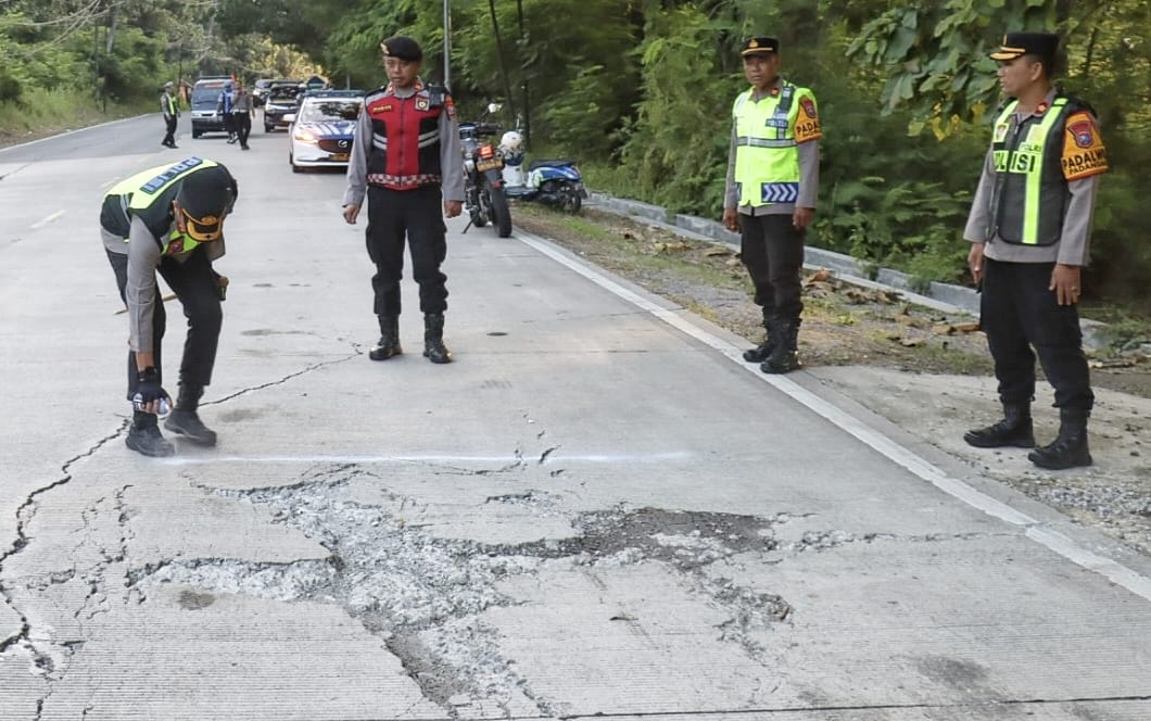 SURVEI JALAN: Kapolres AKBP Mario Prahatinto saat memberikan tanda pada jalan yang rusak di jalur mudik untuk lebaran nanti.