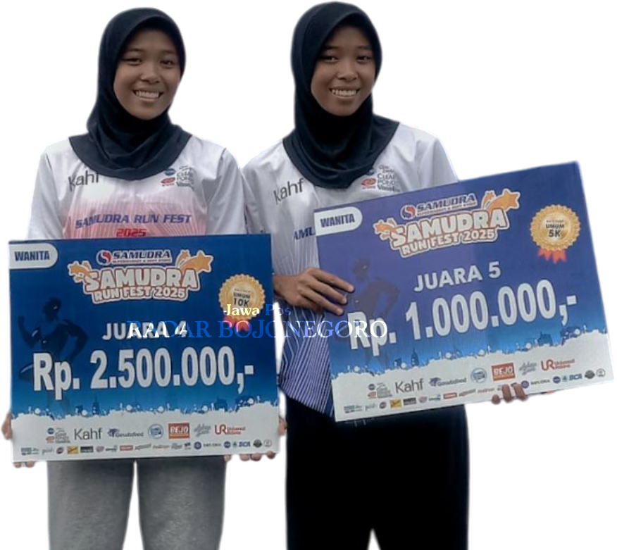 ATLET KEMBAR: Amali Yatri Wulandari dan Ameli Yadewi Wulandari atlet kembar membawa piagam juara atletik. (DHANI WAHYU ALFIANSYAH/RADAR BOJONEGORO)