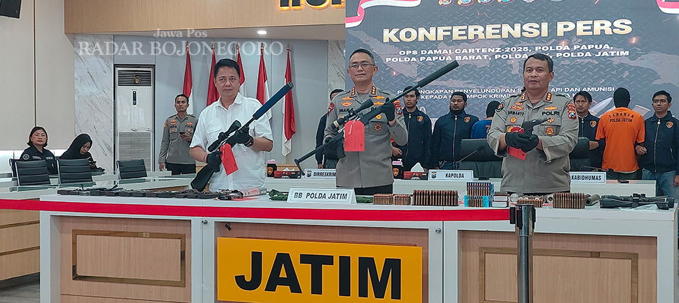 PRODUK KALIANYAR: Polda Jatim menunjukkan barang bukti senjata api ilegal yang diproduksi di Desa Kalianyar, Kecamatan Kapas. (SHOLEH HILMI/JAWA POS)