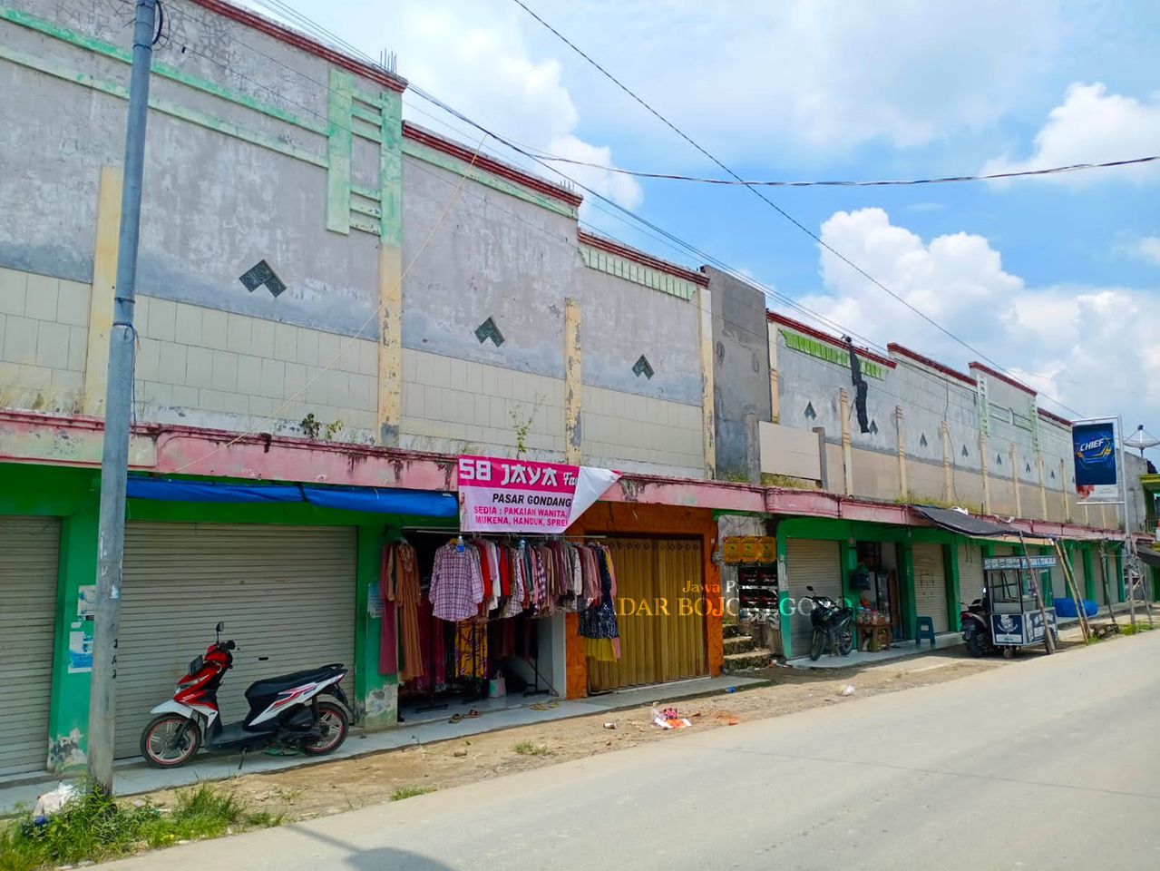 SEPI: Kondisi Pasar Gondang sepi, butuh sentuhan pemerintah untuk memulihkan ekonomi pasar tradisional. (YANA DWI KURNIYA WATI/RADAR BOJONEGORO)