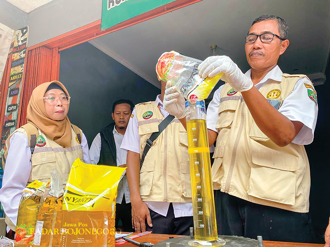 PENGUKURAN: Tim gabungan Dindagkop UKM Blora dan Polres Blora sidak di Pasar Jepon mengukur takaran pada produk Minyakita ukuran satu liter. (M. LUKMAN HAKIM/RADAR BOJONEGORO)