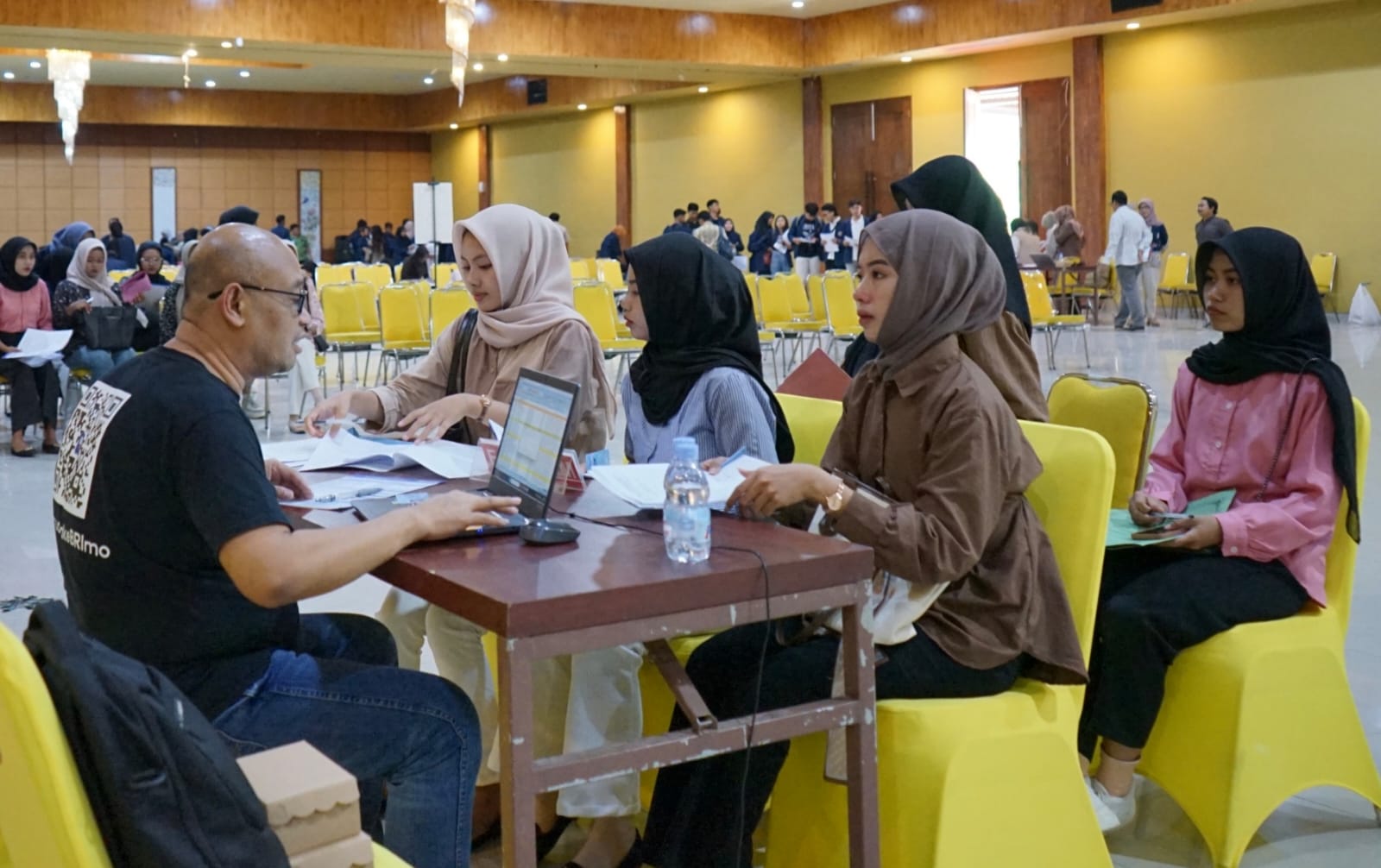 Pembagian buku rekening dan kartu debit beasiswa KIP kuliah untuk 572 mahasiswa dari seluruh PTS Kabupaten Bojonegoro di Hall Suyitno, 5 Desember 2024.