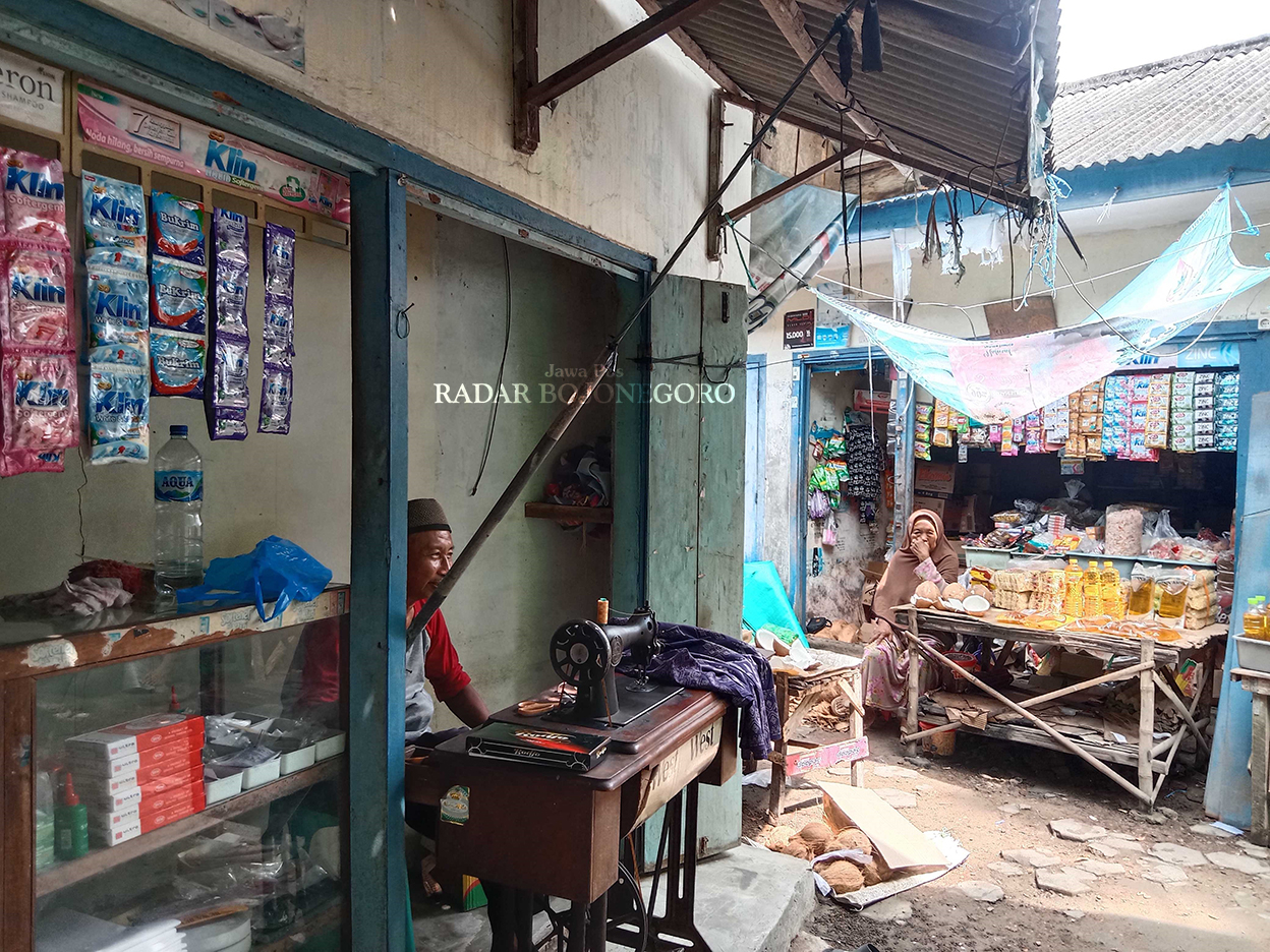 LENGANG: Suasan di dalam Pasar Punggur, Kecamatan Purwosari tampak lengang. Direnovasi terakhir 2002 silam. (DHANI WAHYU ALFIANSYAH/RADAR BOJONEGORO)