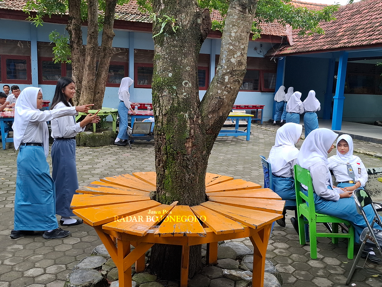DILARANG WISUDA: Pemerintah Provinsi Jatim melarang sekolah saat lulusan sekolah menggelar wisuda dan menarik biaya yang memberatkan orang tua siswa. (DEWI SAFITRI/RADAR BOJONEGORO)