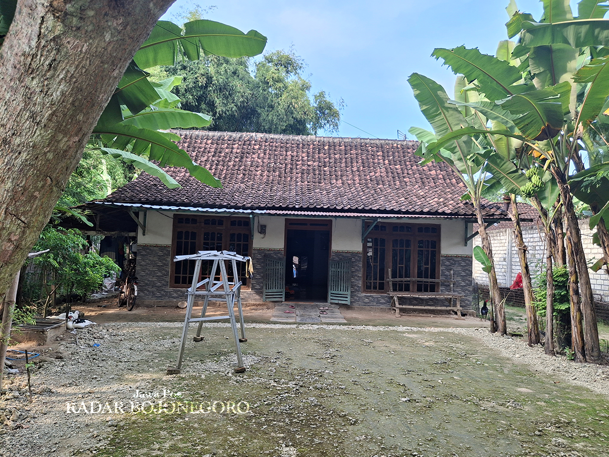 SEPI: Tempat tinggal Kamaludin, salah satu komplotan pertakit senjata api KKB Papua di Desa Sidodadi, Kecamatan Sukosewu ini tampak sepi. (SEPTI SETYO WANDANI/RADAR BOJONEGORO)