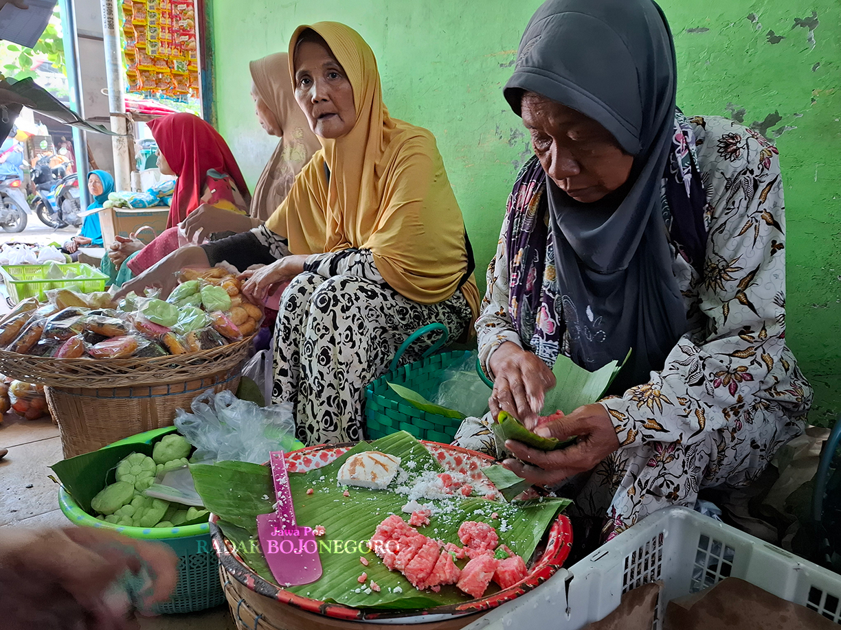RAMAI: Pasar Malo masih begitu hidup dan ramai. Khususnya, ketika hari pasaran Legi dan Wage semakin banyak pedagang dan pembeli. (HAKAM ALGHIVARI/RADAR BOJONEGORO)
