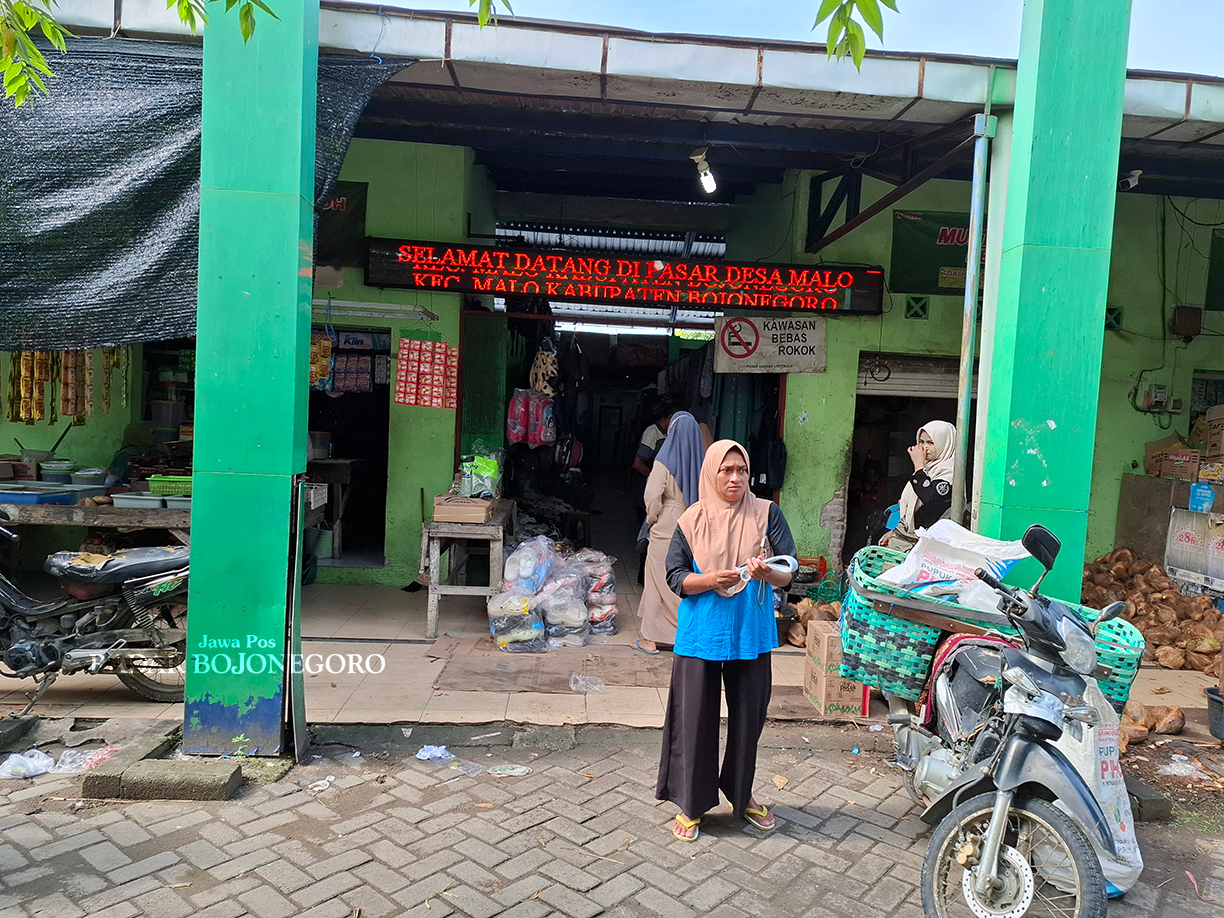 RAMAI: Pasar Malo masih begitu hidup dan ramai. Khususnya, ketika hari pasaran Legi dan Wage semakin banyak pedagang dan pembeli. (HAKAM ALGHIVARI/RADAR BOJONEGORO)