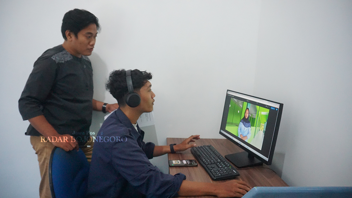 SELEKSI: Panitia Ramadan Fest: Tahfidz Quran Radar Bojonegoro 2025 menyeleksi video para peserta sekaligus dinilai oleh dewan juri. (YUAN EDO RAMADHANA/RADAR BOJONEGORO)