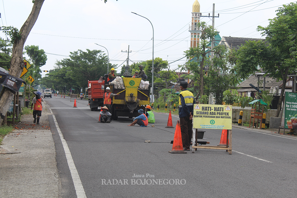PERBAIKAN JALAN: Sejumlah titik di jalan provinsi dilakukan perbaikan menjelang arus mudik Lebaran. (DHANI WAHYU ALFIANSYAH/RADAR BOJONEGORO)