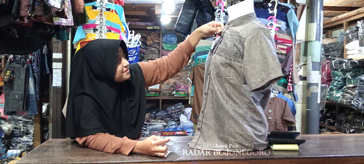 DIBURU: Baju jenis koko turki dan dress maxi jadi incaran  konsumen untuk baju lebaran (YANA DWI KURNIYA WATI/RADAR BOJONEGORO)
