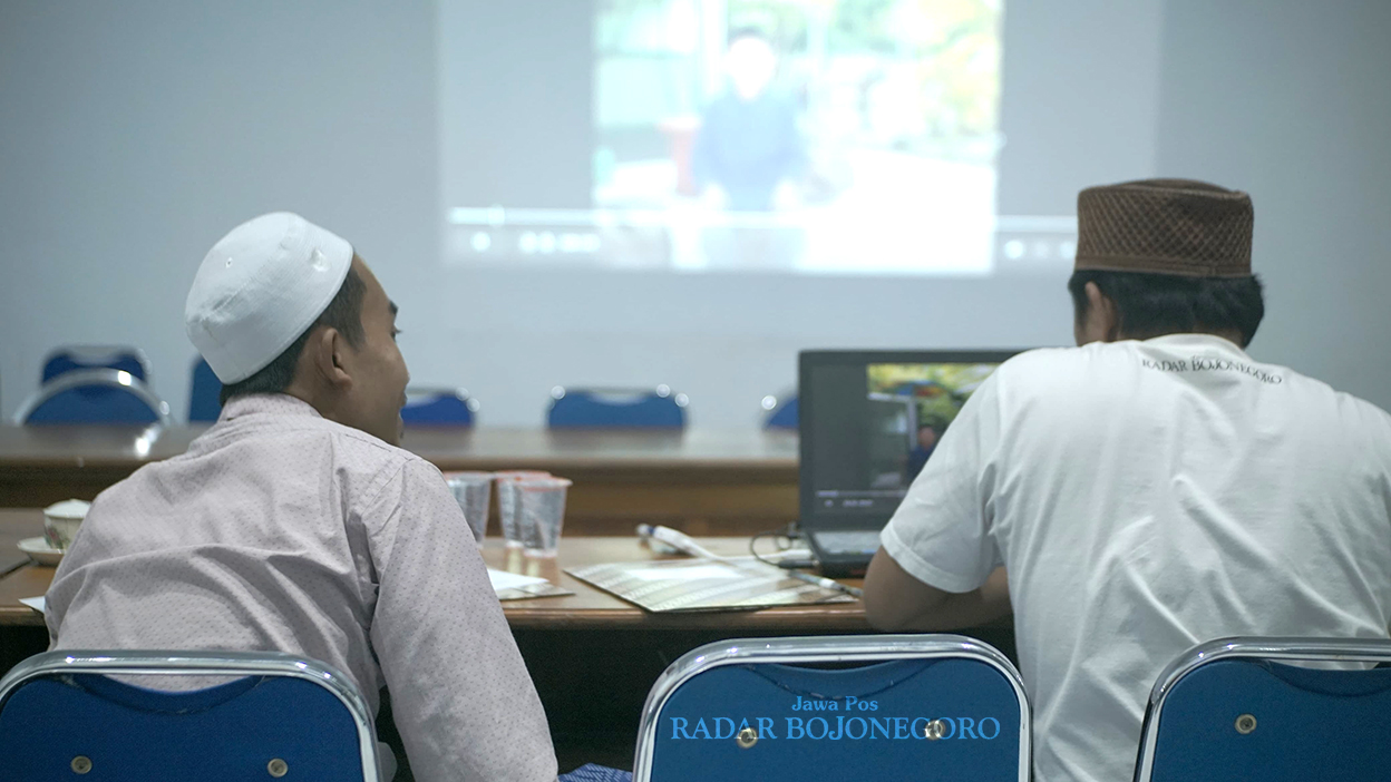 KETAT: Dewan juri menilai peserta Ramadan Fest Tahfidz Quran Radar Bojonegoro 2025 sebelum penetepan 10 peserta yang lolos di grand final kategori A dan B (HAKAM ALGHIFARI/RADAR BOJONEGORO)