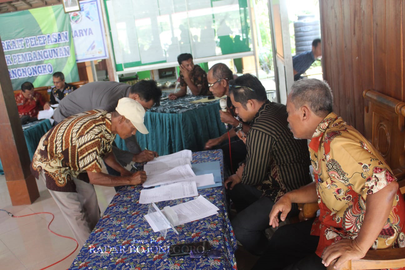 MUSYAWARAH DESA: Pemdes menggelar musyarawah desa tentang pembebasan lahan yang tak kunjung tuntas. (ISTIMEWA/RADAR BOJONEGORO)