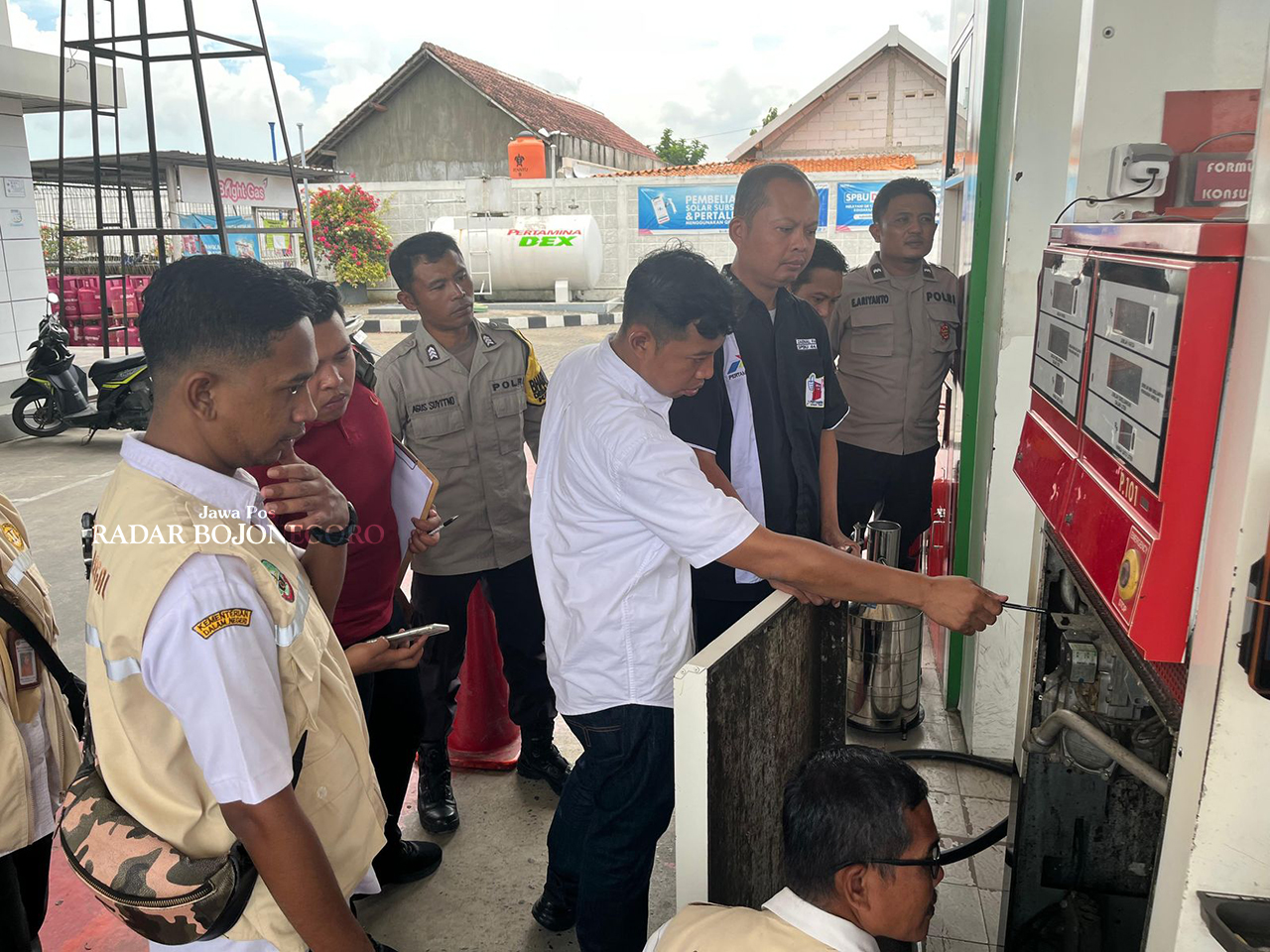 CEK UKURAN: Petugas mengecek ukuran BBM di salah satu SPBU di Blora (LUKMAN HAKIM/RADAR BOJONEGORO)