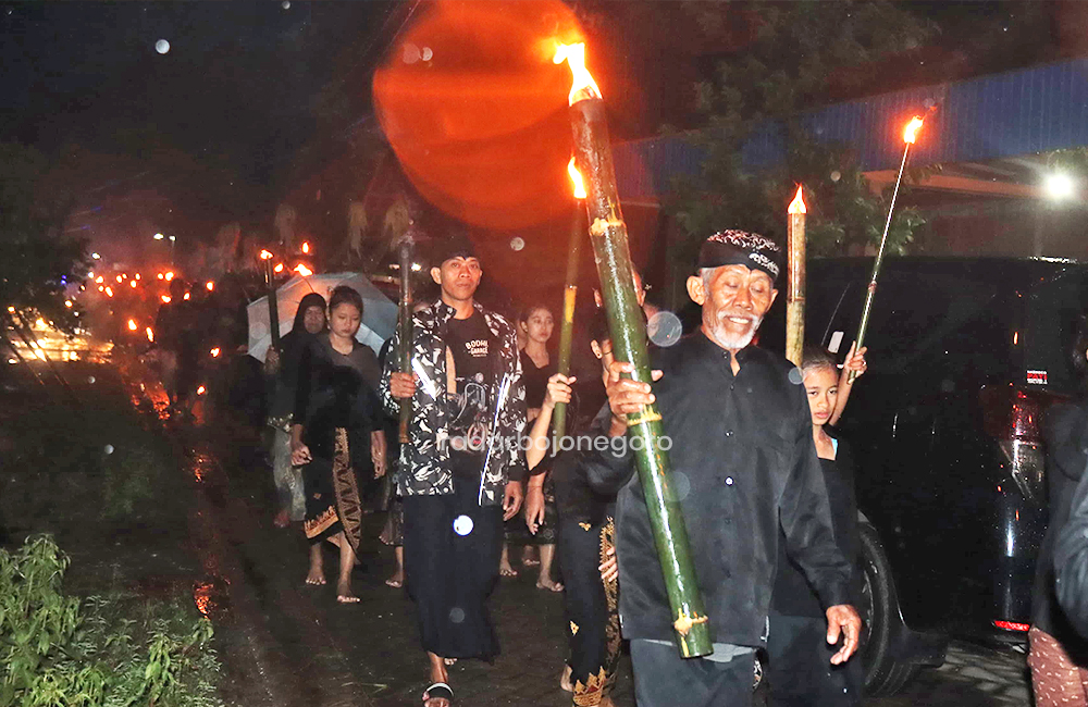 LAMPORAN: Sedulur SikEp melakukan pawai obor menuju Pendopo Pangayoman.