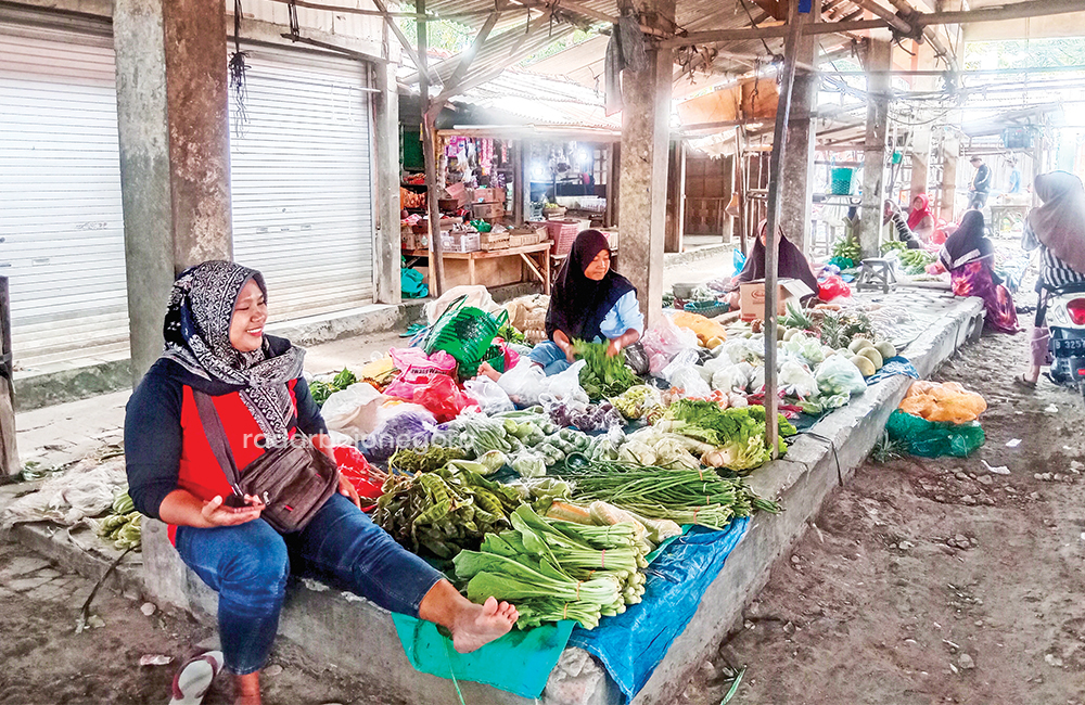 SEMRINGAH: Senyum semringah para pedagang sayur di Pasar Sukorejo, Kecamatan Tambakrejo. Mereka kompak menjaga tradisi budaya hingga keagamaan.
