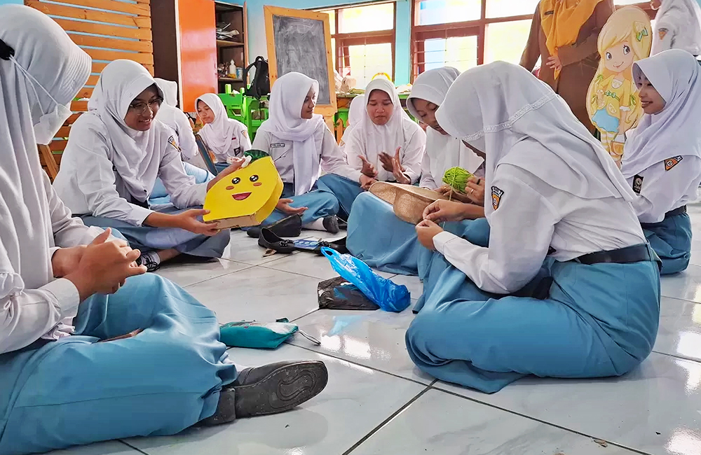 Siswa SMAN 2 Bojonegoro sedang praktik pelajaran sekolah, saat berubah SMAN 2 Taruna Pamong Praja tidak menerima siswa reguler. Khusus taruna-taruni.