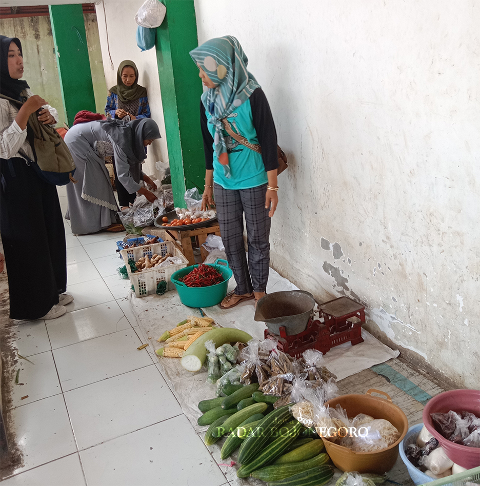 SEPI: Pasar Sroyo cenderung sepi, dari 237 kios, hanya 125 kios yang terisi, sementara 112 kios lainnya kosong. (IRVAN RAMADHON/RADAR BOJONEGORO)
