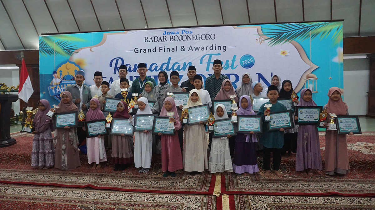 Para juara Grand Final Ramadan Fest Tahfidz Quran Radar Bojonegoro 2025 berfoto bersama Wakil Bupati Bojonegoro, Direktur Jawa Pos Radar Bojonegoro dan juri usai menerima piala dan hadiah.