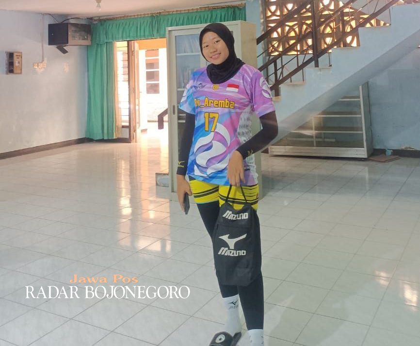 ATLET PENULIS: Suningsih, Atlet Voli yang sudah menulis tiga buku tentang Olahraga (M. IRVAN RAMADHON/RADAR BOJONEGORO)
