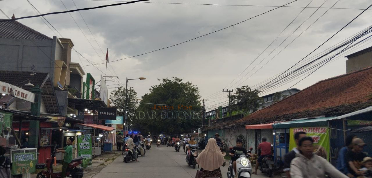 BERGELIAT: Transaksi di Pasar Sugihwaras terus bergeliat,  jadi penggerak ekonomi warga sekitar. (MAHASISWA MAGANG/RADAR BOJONEGORO)