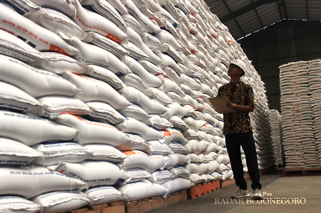 BELUM MAKSIMAL: Gudang Bulog Blora hanya mampu menyerap 80 ton gabah per hari. (M. LUKMAN HAKIM/RADAR BOJONEGORO)